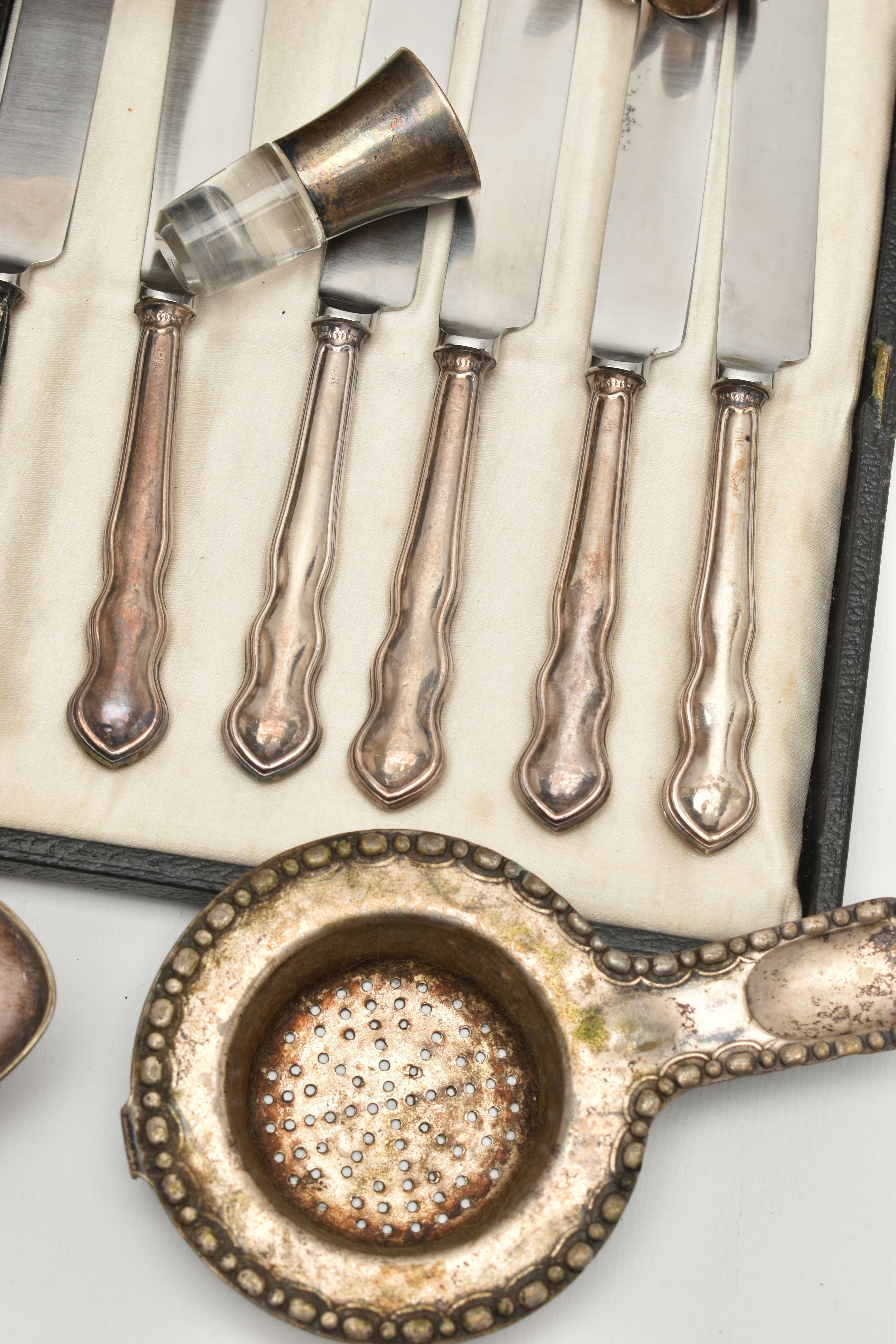 A SMALL QUANTITY OF 20TH CENTURY SILVER AND SILVER PLATE, the silver comprising a cased set of six - Image 4 of 4