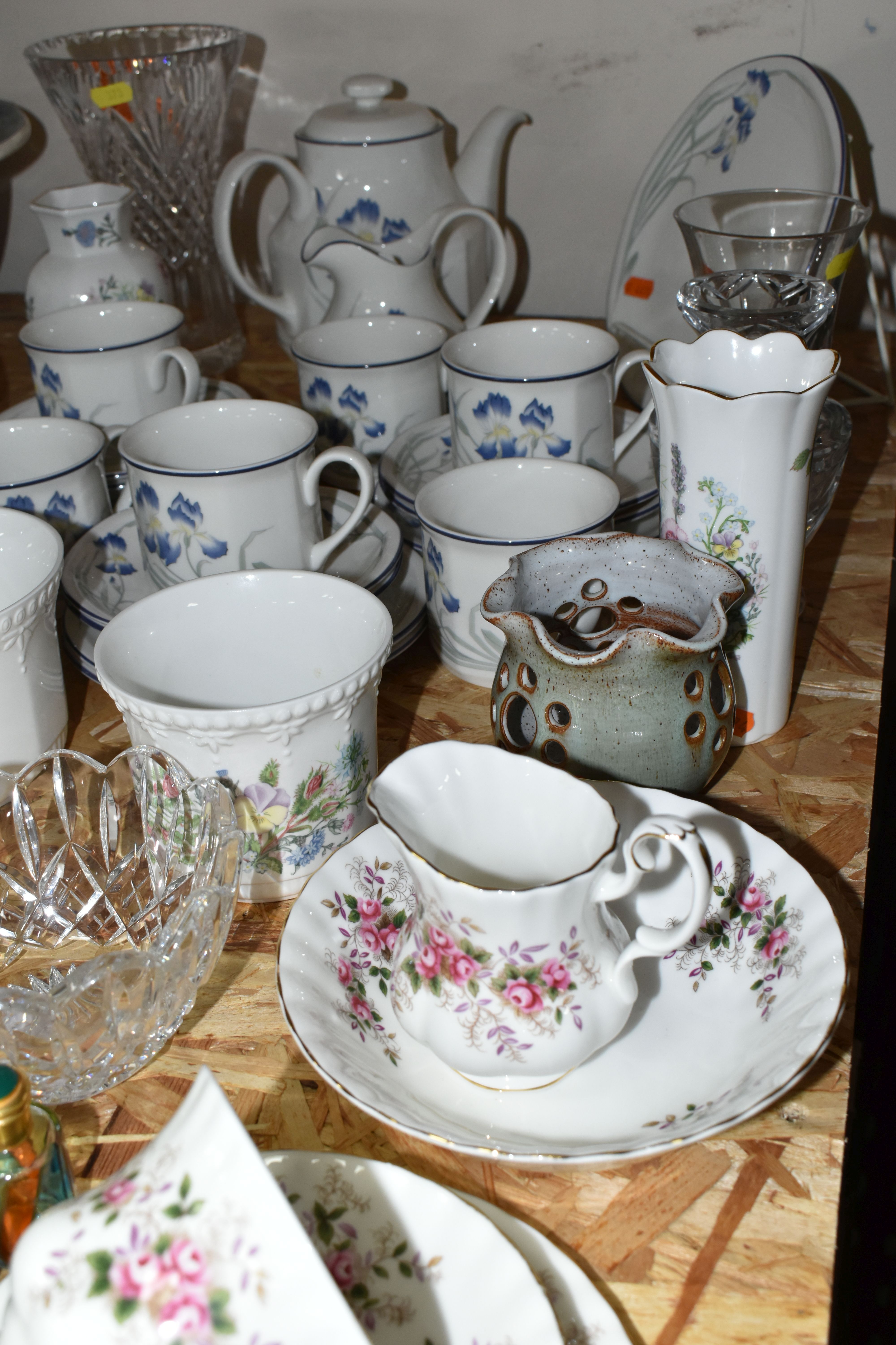 A GROUP OF CERAMICS AND GLASS WARES, to include a Royal Albert Lavender Rose trio, cream jug and - Image 6 of 6