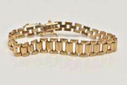 A 9CT GOLD ITALIAN BRACELET, graduated brick link bracelet, fitted with a push pin clasp and two