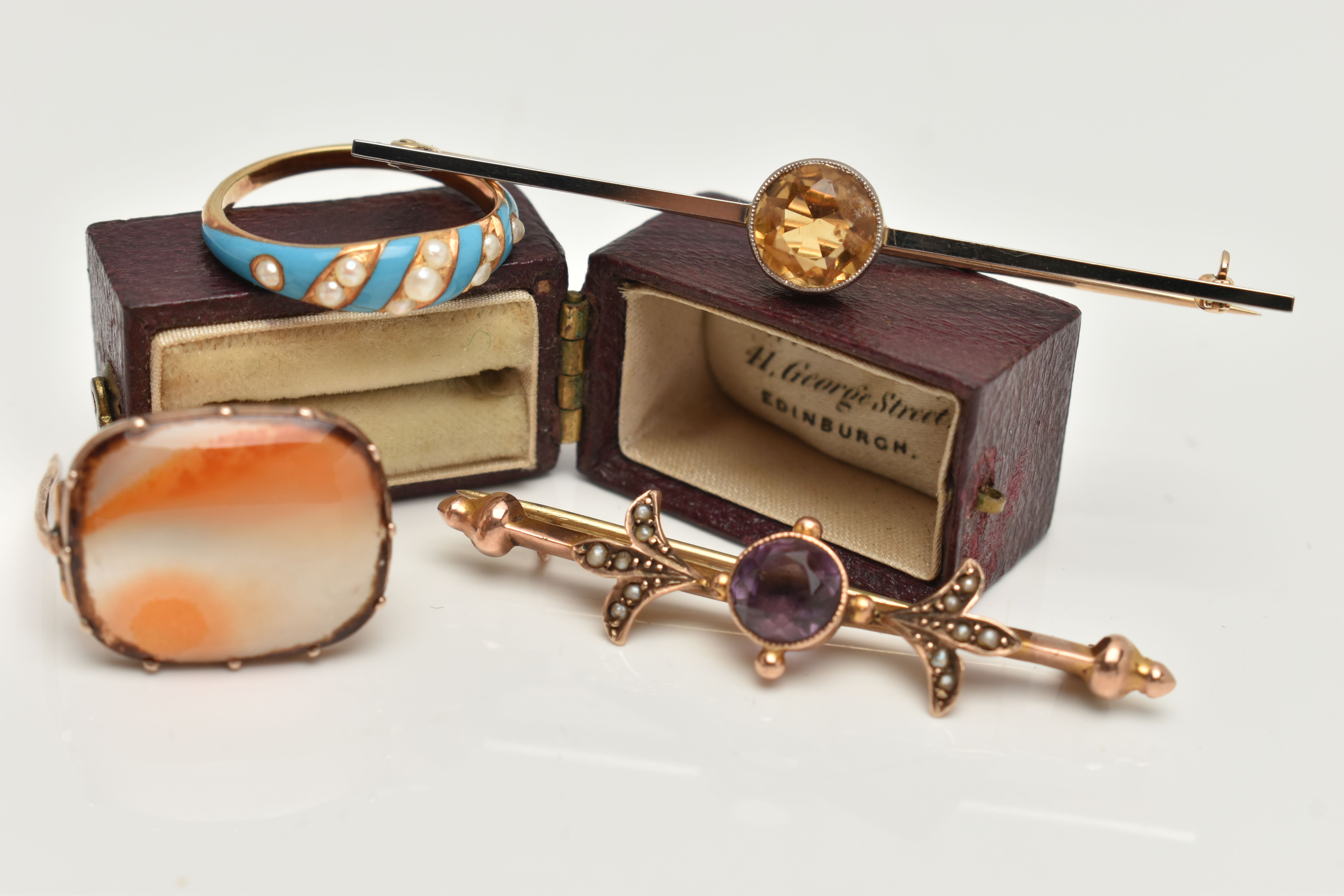 A SMALL ASSORTMENT OF LATE 19TH CENTURY AND EARLY 20TH CENTURY JEWELLERY, to include a seed pearl