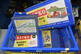 ONE BOX OF BAYKO BUILDING MODELS, to include a boxed Bayko building set No. 2 patent 422645 with