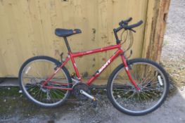 A GIANT GSR200 MOUNTAIN BIKE with 18 speed Shimano gears, 17in frame (Condition is good some surface