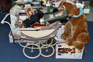 A 1960'S CREAM AND BEIGE SILVERCROSS DOLL'S PRAM WITH SUN CANOPY AND MATCHING BAG, one box of