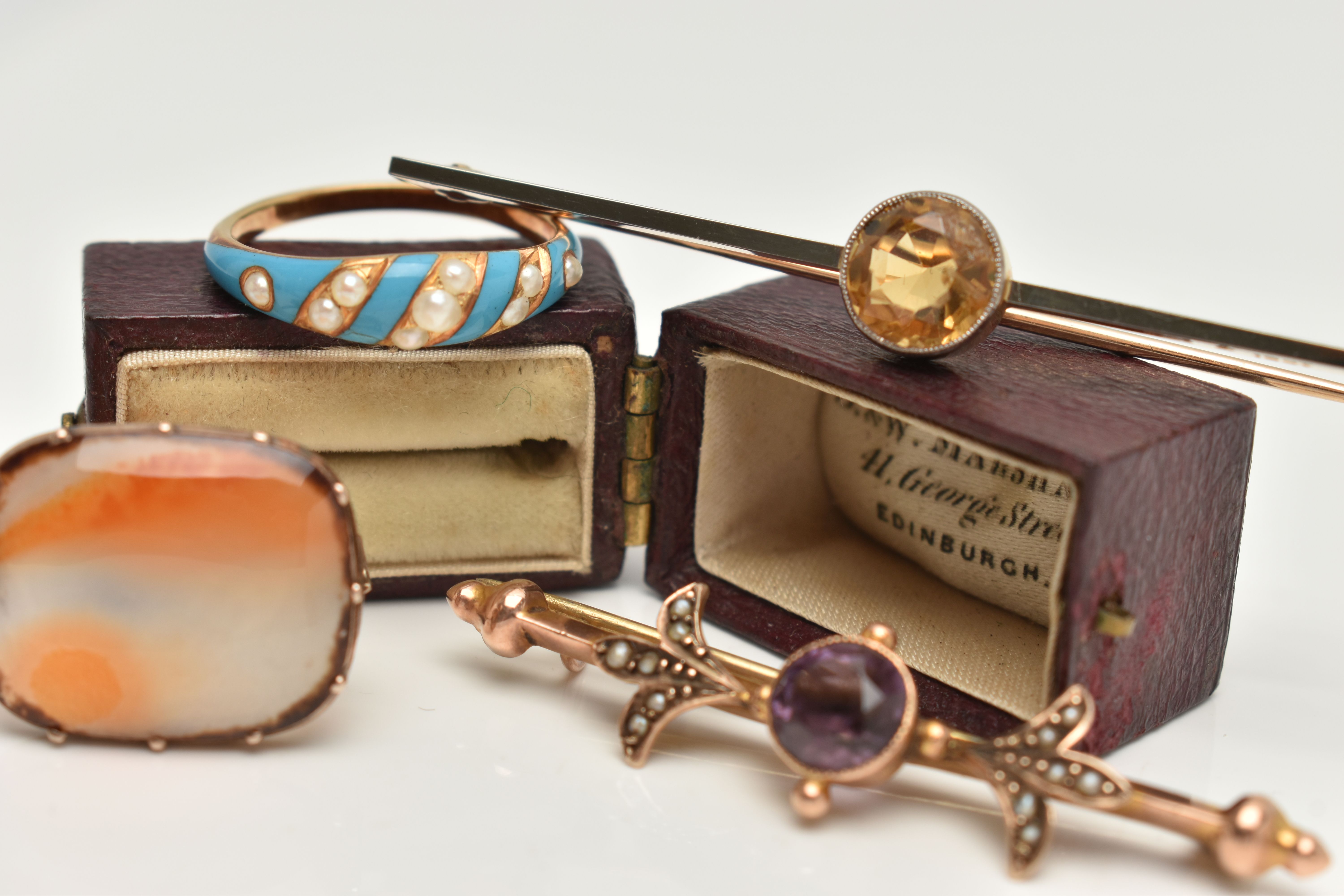 A SMALL ASSORTMENT OF LATE 19TH CENTURY AND EARLY 20TH CENTURY JEWELLERY, to include a seed pearl - Image 3 of 4