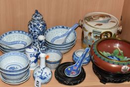 A SMALL QUANTITY OF 19TH AND 20TH CENTURY CHINESE AND JAPANESE PORCELAIN, POTTERY AND CLOISONNE,
