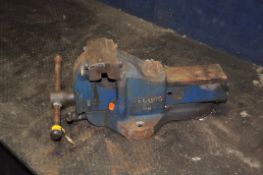 A RECORD No84 ENGINEERS VICE with 4 1/2in jaws (Condition some surface rust but operational)