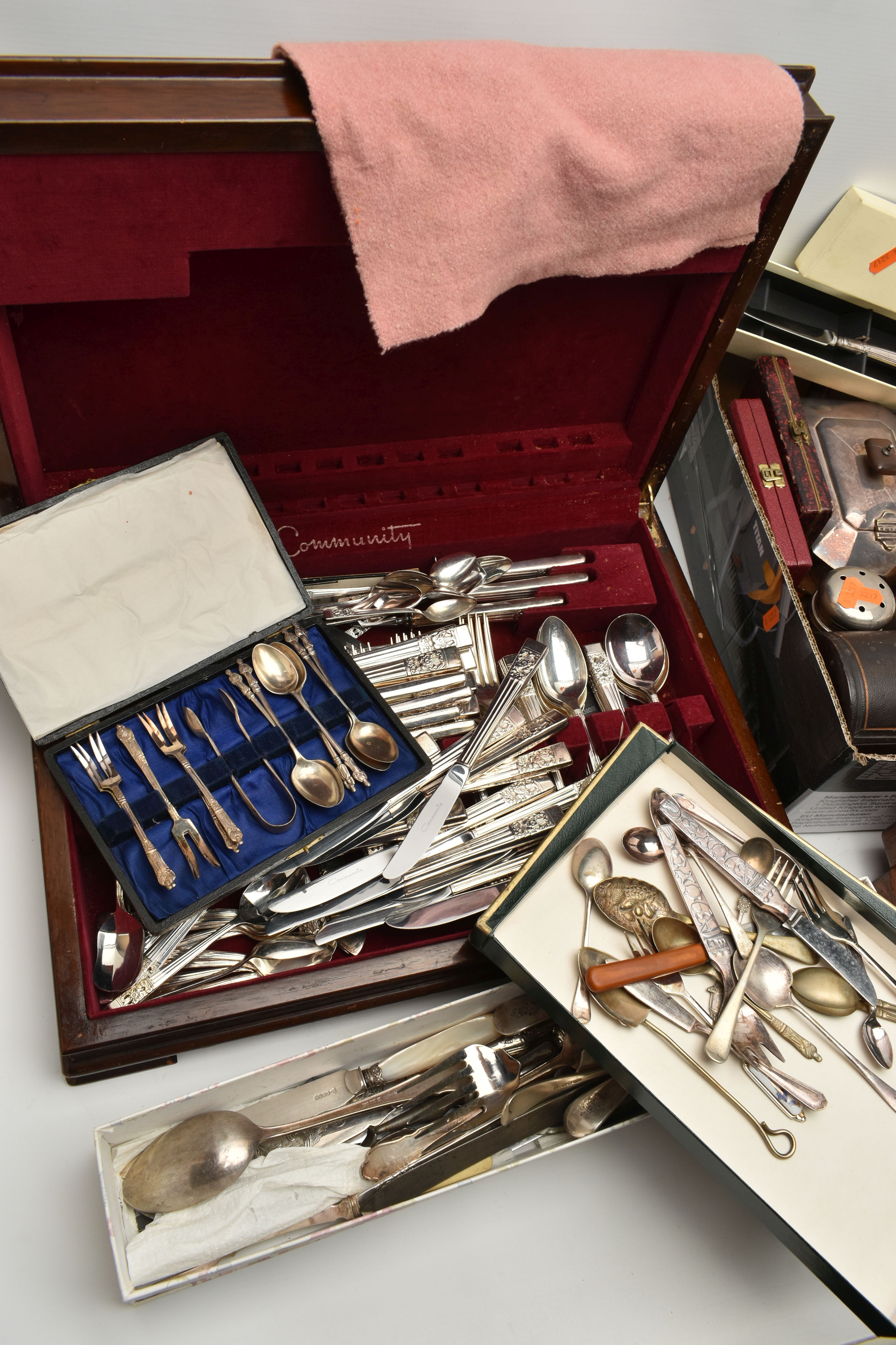 A WOODEN CANTEEN AND CUTLERY, the canteen complete with a twelve person table setting of 'Community' - Image 2 of 8