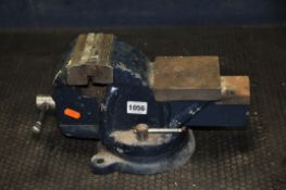 A BLUE PAINTED SWORDFISH BRAND 100mm BENCH VICE (condition: dirty and signs of usage)