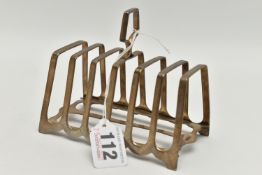 A GEORGE V SILVER SEVEN BAR TOAST RACK OF RECTANGULAR FORM, stamped serial no H8618 to underside,