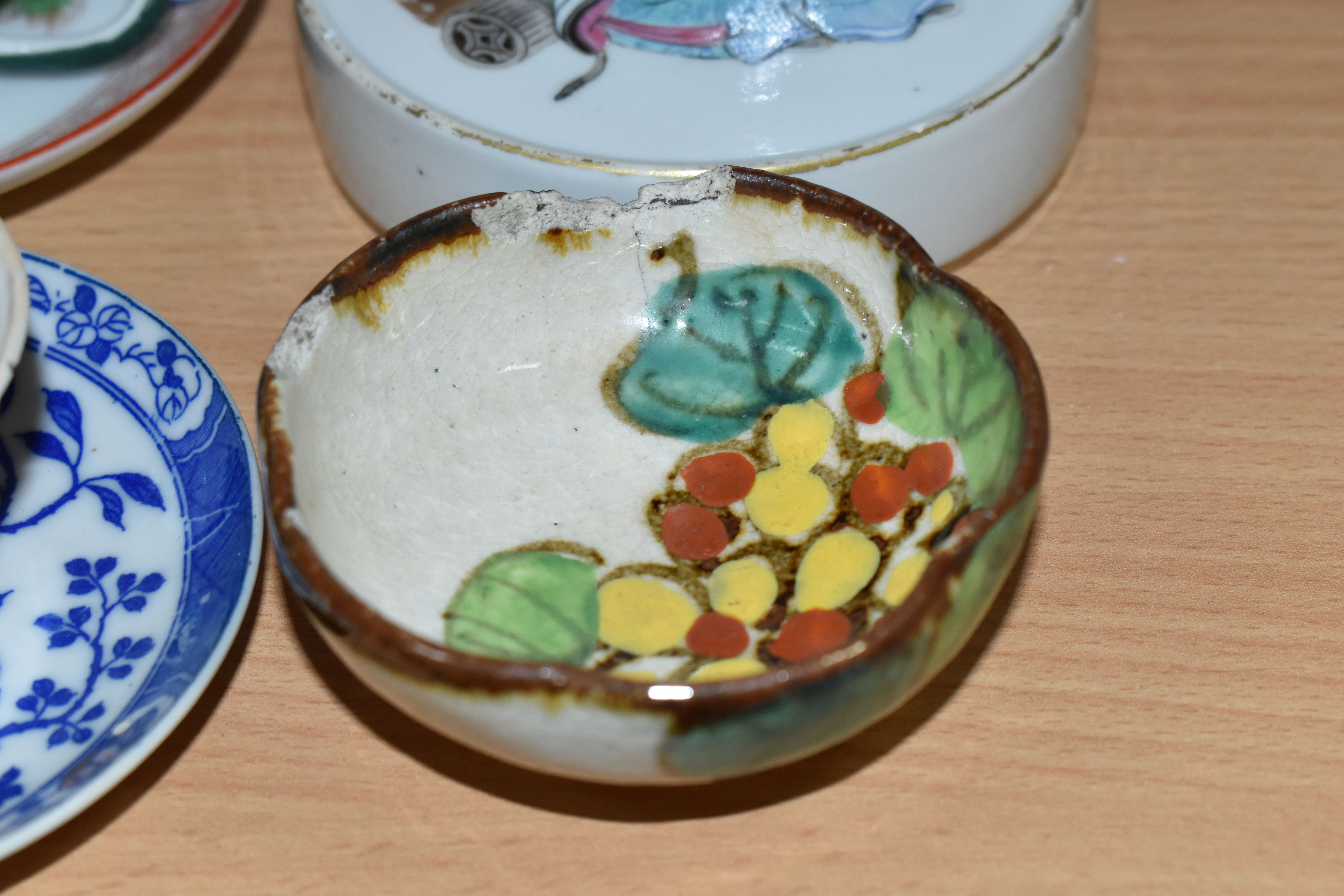 A SMALL GROUP OF ORIENTAL POTTERY AND PORCELAIN, ETC, including a late 18th century Chinese export - Image 4 of 8