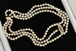 AN 18CT GOLD CULTURED PEARL CHOKER NECKLACE, three strand cultured pearl choker necklace with a