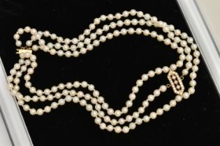 AN 18CT GOLD CULTURED PEARL CHOKER NECKLACE, three strand cultured pearl choker necklace with a