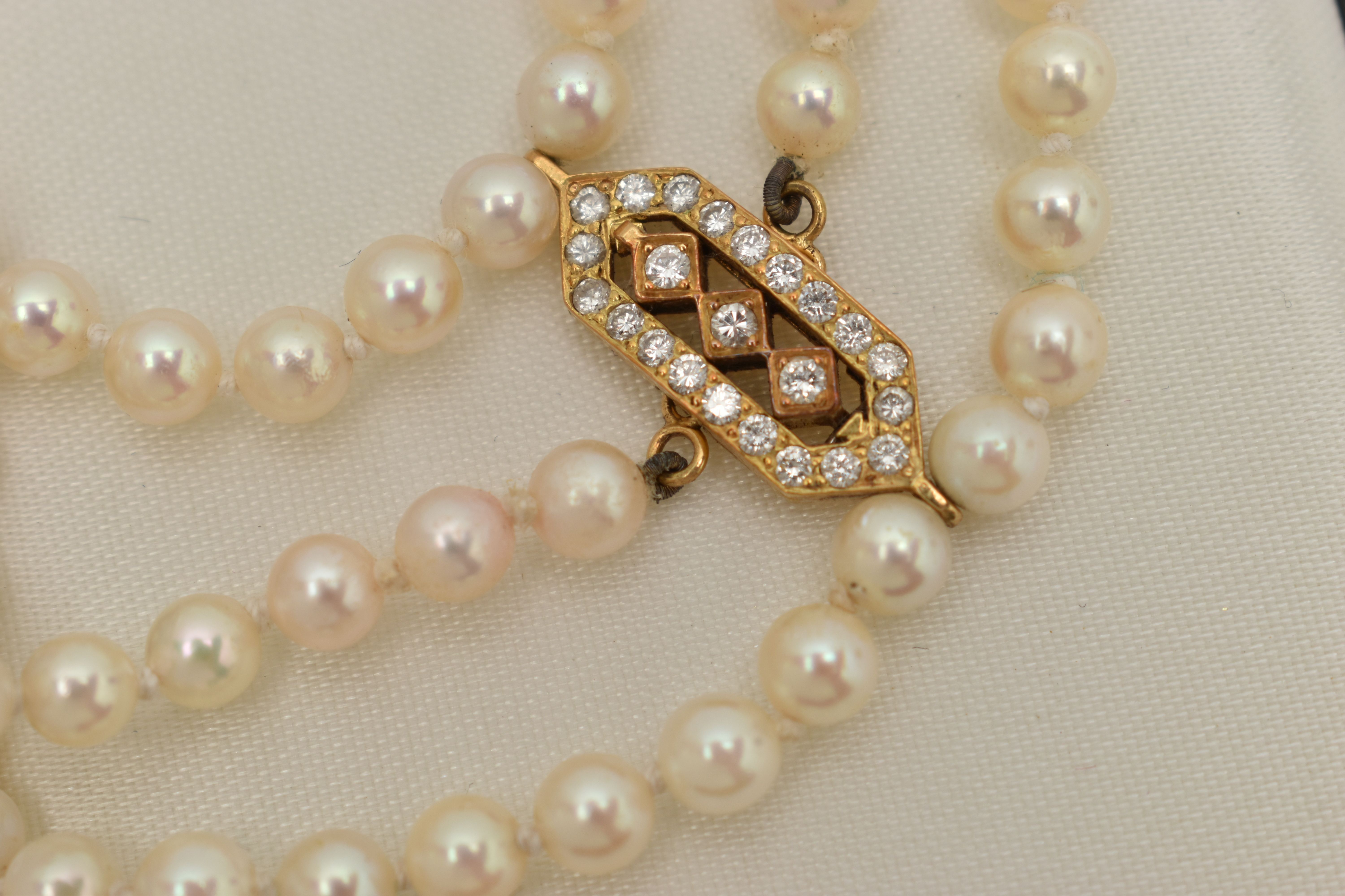 AN 18CT GOLD CULTURED PEARL CHOKER NECKLACE, three strand cultured pearl choker necklace with a - Bild 4 aus 4