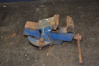 A RECORD No2 ENGINEERS VICE with 3 1/2in jaws Condition some surface rust, in need of renovation