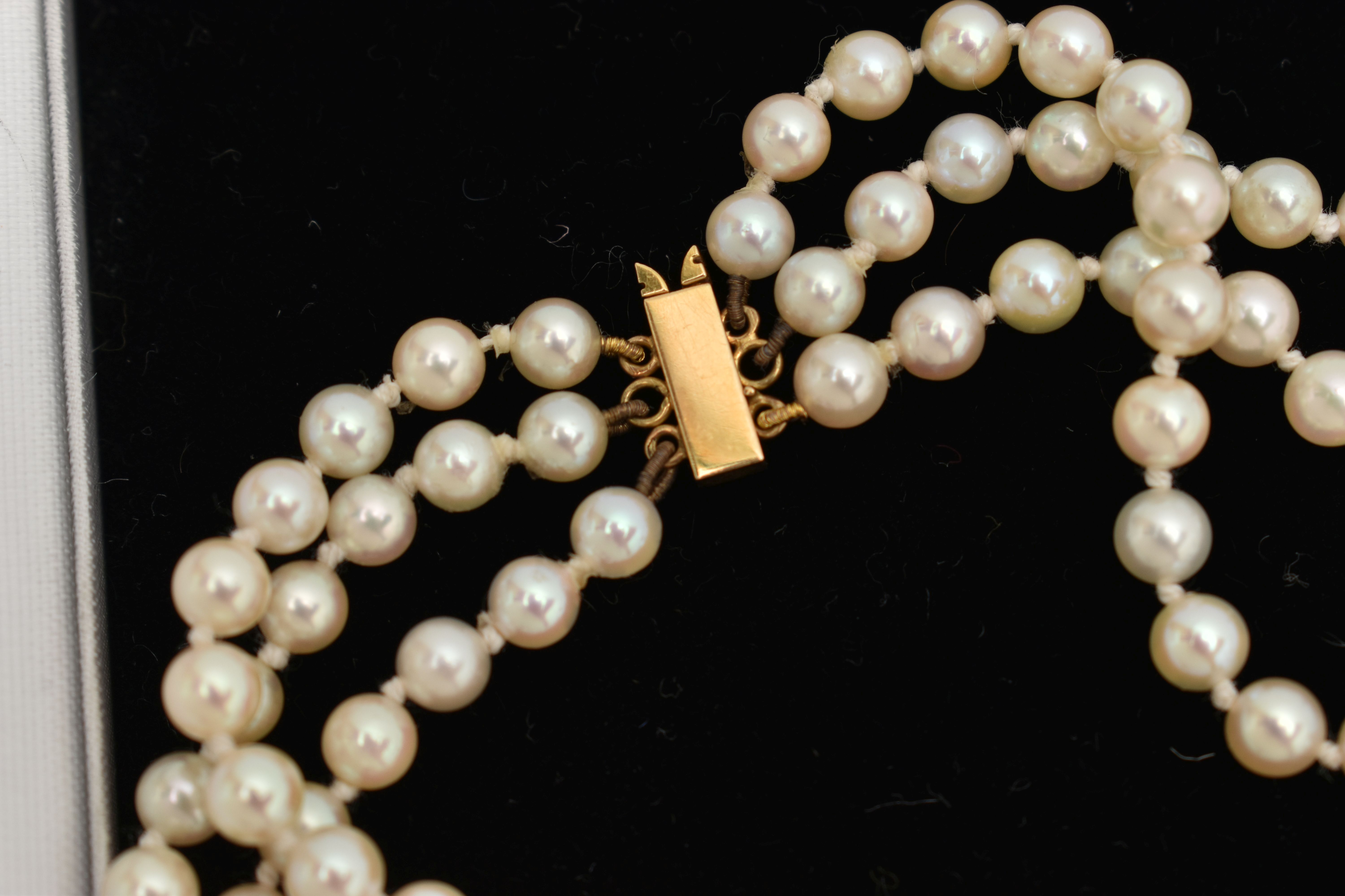 AN 18CT GOLD CULTURED PEARL CHOKER NECKLACE, three strand cultured pearl choker necklace with a - Bild 3 aus 4