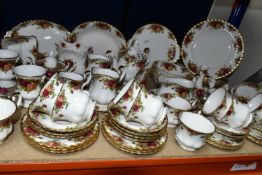 A QUANTITY OF ROYAL ALBERT 'OLD COUNTRY ROSES' PATTERN DINNER AND TEAWARE, comprising six dinner