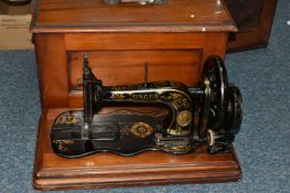 A VICTORIAN SINGER HAND CRANK SEWING MACHINE, possibly an 1884 year model 12k, there are two rows of