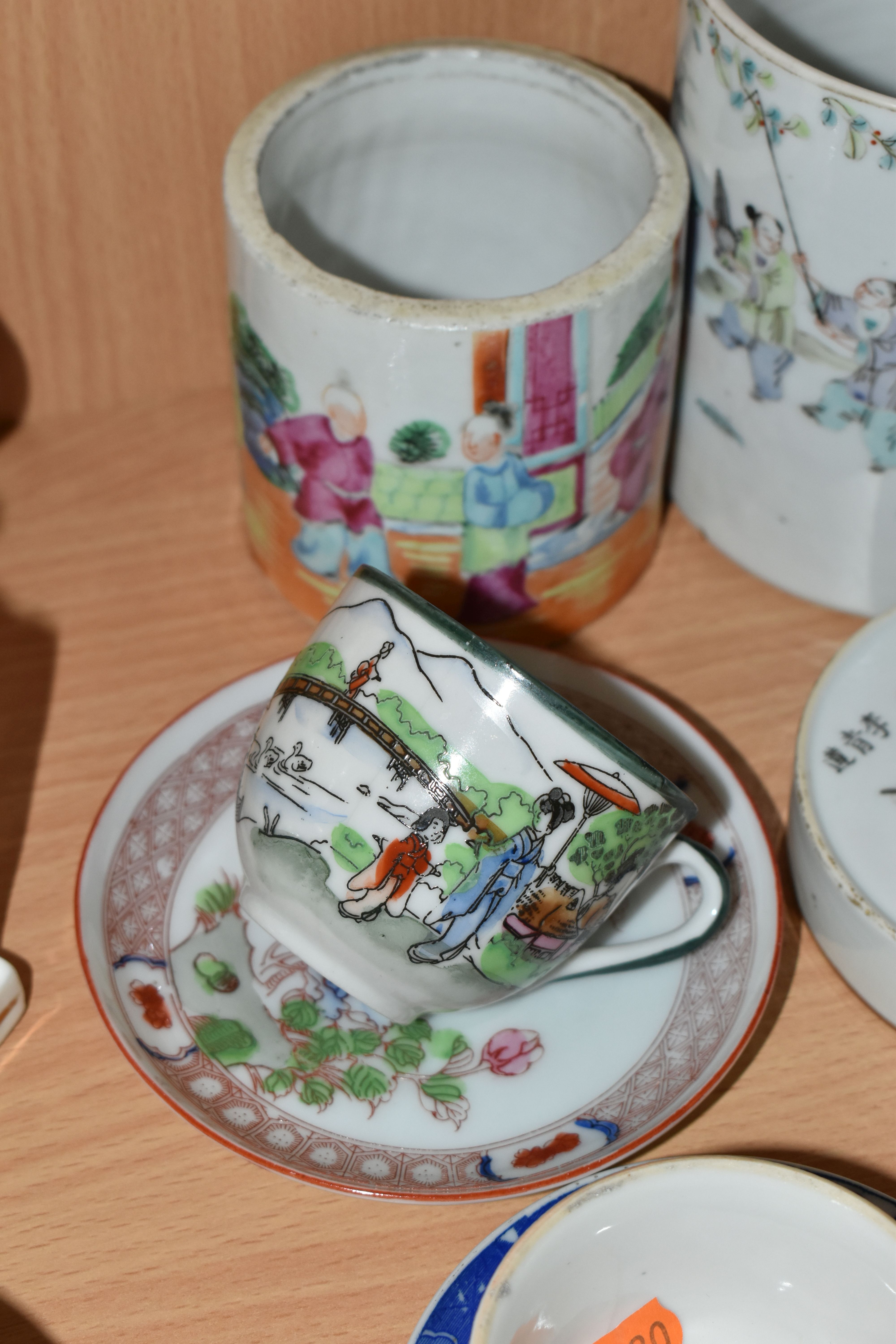A SMALL GROUP OF ORIENTAL POTTERY AND PORCELAIN, ETC, including a late 18th century Chinese export - Image 6 of 8