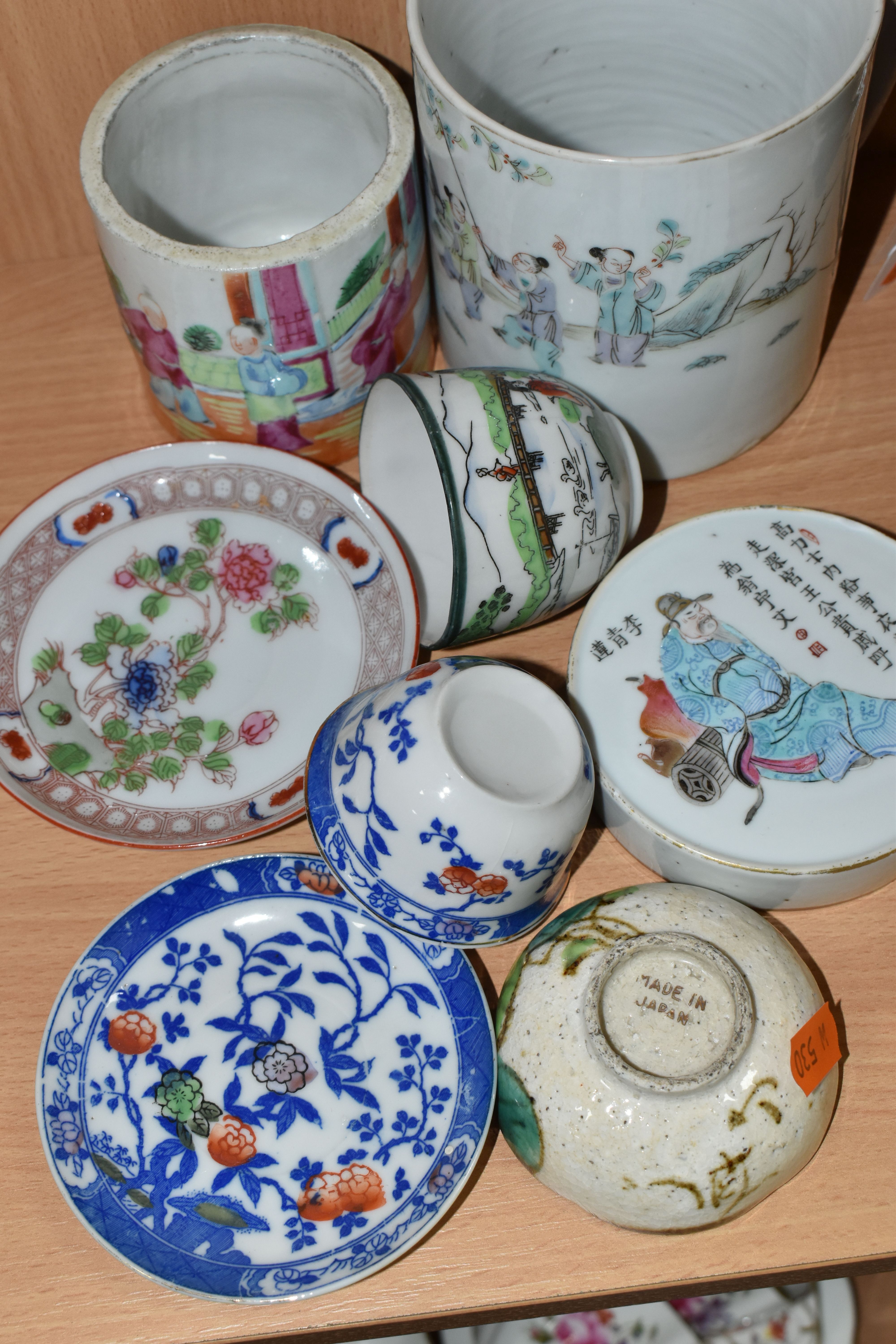 A SMALL GROUP OF ORIENTAL POTTERY AND PORCELAIN, ETC, including a late 18th century Chinese export - Image 7 of 8