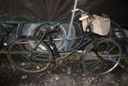 A BLACK VINTAGE LADIES BICYCLE (condition report: chain loose, aged wear and tear)