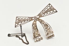 AN EARLY 20TH CENTURY DIAMOND BROOCH, white metal open work brooch set with old cut diamonds,