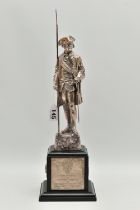 AN EARLY 20TH CENTURY WHITE METAL REGIMENTAL STATUETTE MOUNTED ON A WOODEN PLINTH, the rear of the