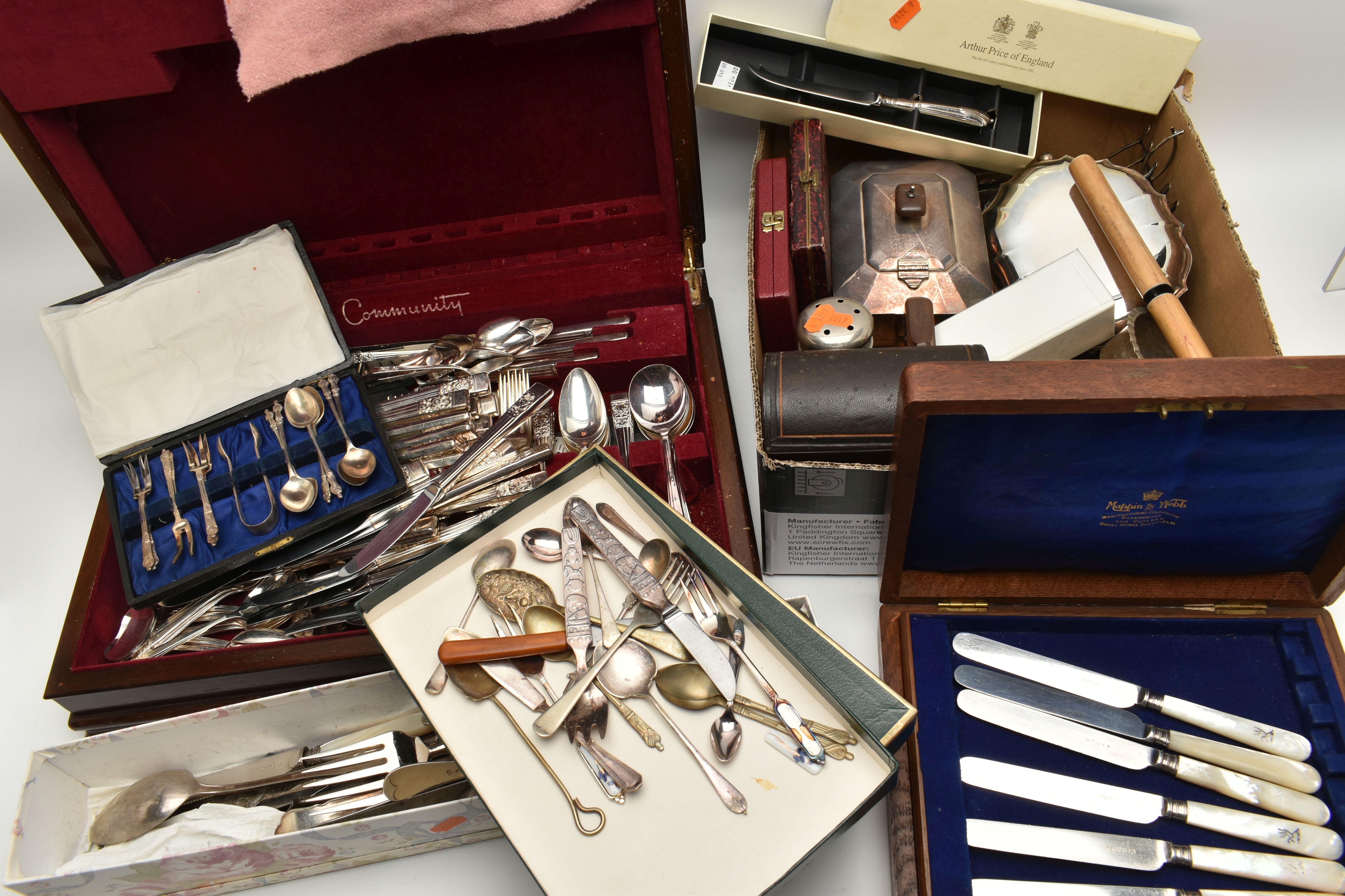 A WOODEN CANTEEN AND CUTLERY, the canteen complete with a twelve person table setting of 'Community'