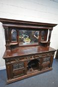 AN EDWARDIAN MAHOGANY MIRRORBACK SIDEBOARD, the top with an overhanging cornice, supported by