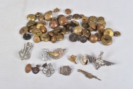 A SELECTION OF INTERESTING MILITARY BADGES AND A BAG OF MILITARY BUTTONS, the badges include a