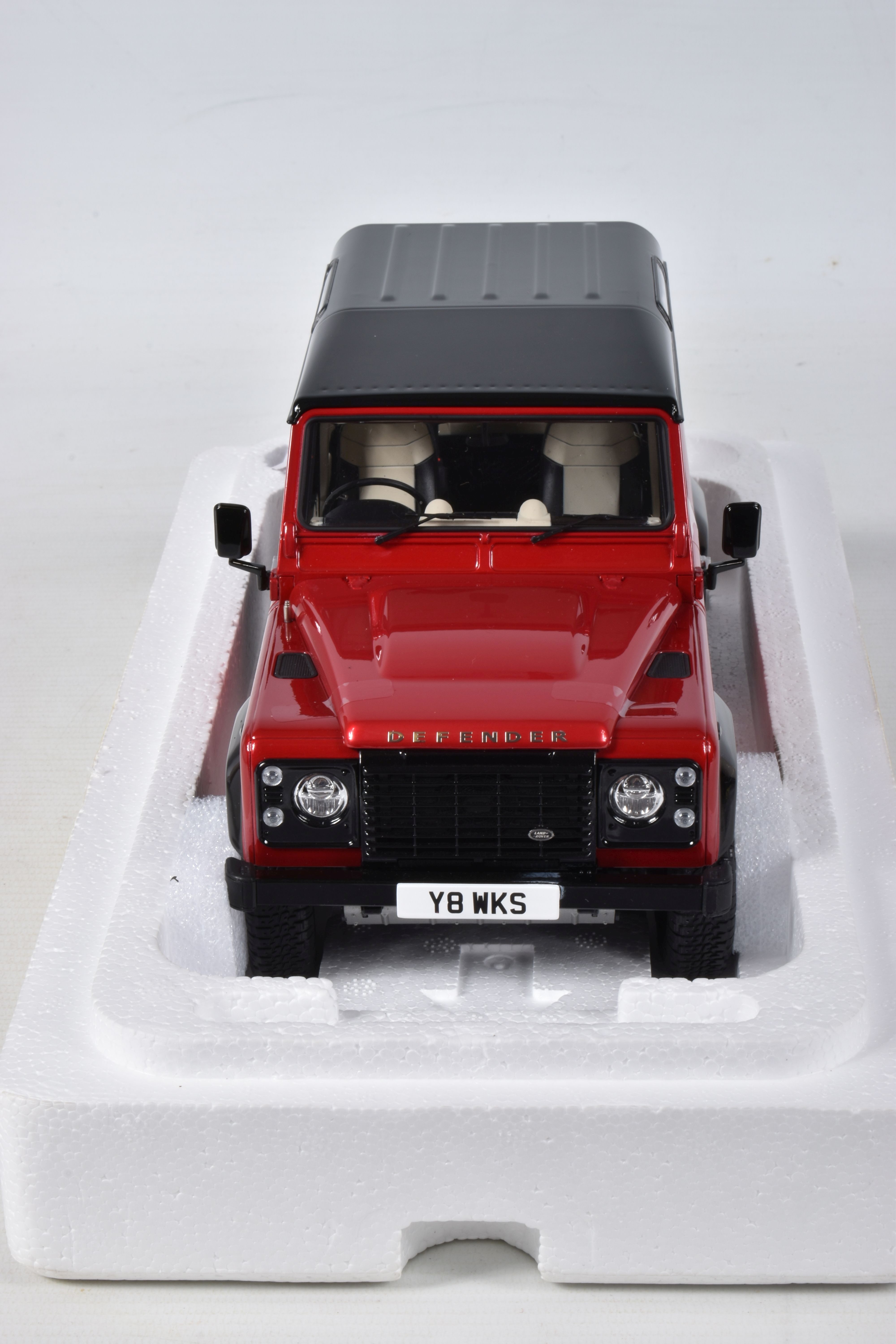 A BOXED ALMOST REAL LAND ROVER DEFENDER 90 SCALE 1:18 MODEL VEHICLE, numbered 810215, painted red - Image 7 of 9