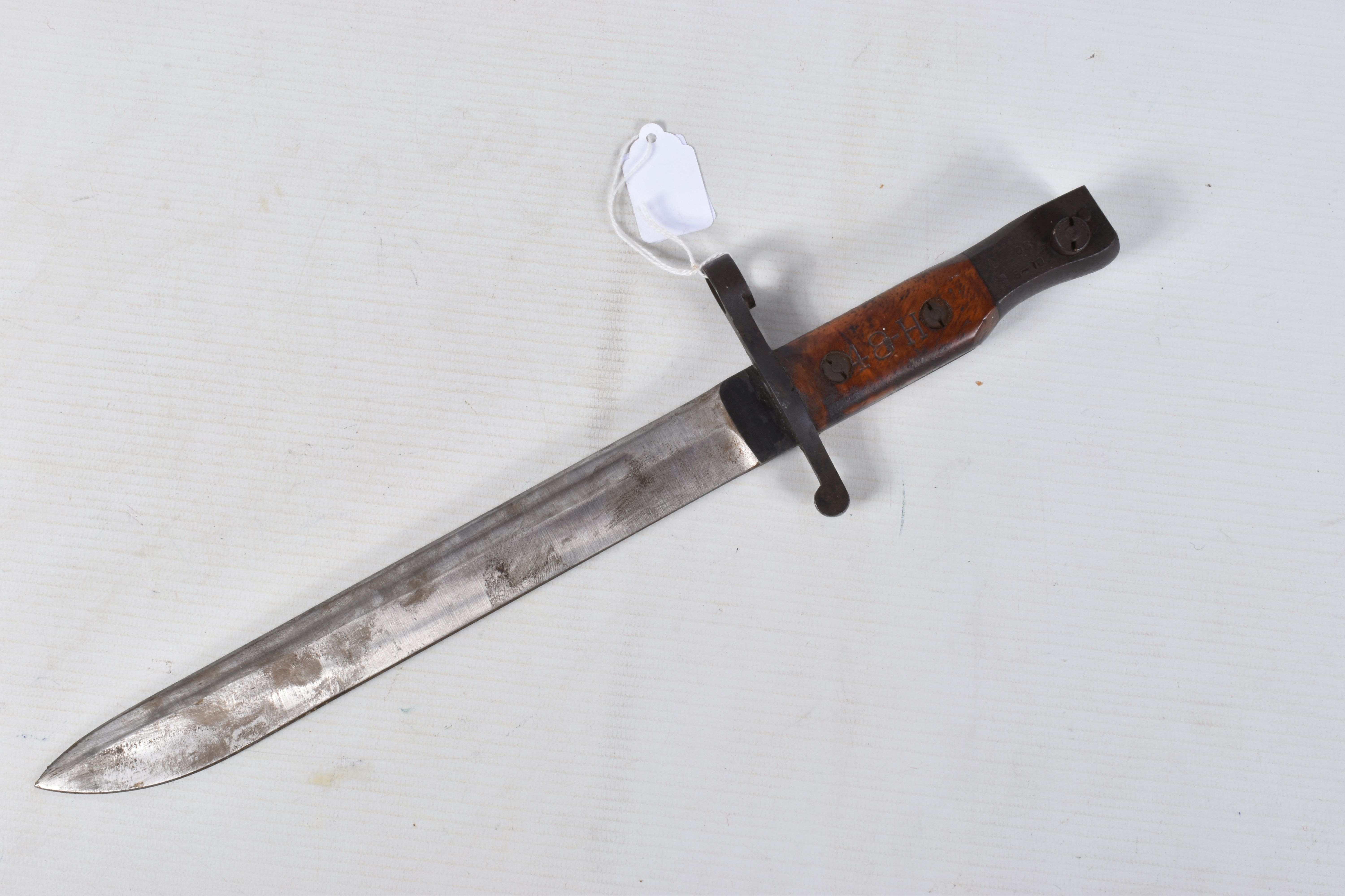 A 1907 PATTERN CANADIAN ROSS RIFLE BAYONET, the blade us unmarked but the handle has 48-H on one - Image 6 of 16