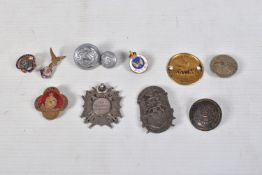 A COLLECTION OF MILITARY RELATED ITEMS OF MIXED AGE, this lot includes a silver hallmarked fob medal