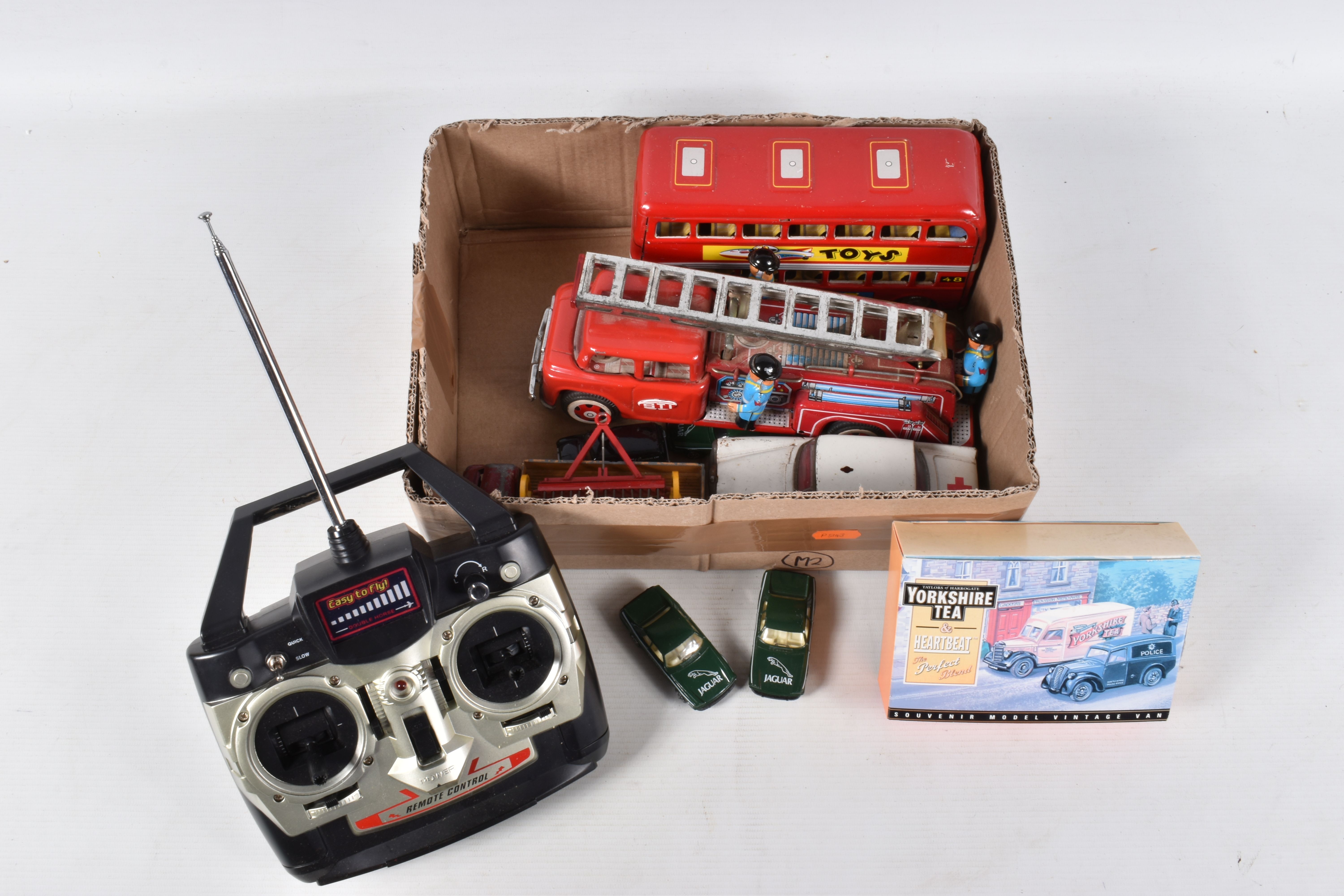 A QUANTITY OF UNBOXED AND ASSORTED DIECAST AND TINPLATE VEHICLES, to include Franklin Mint 1935 - Image 5 of 5