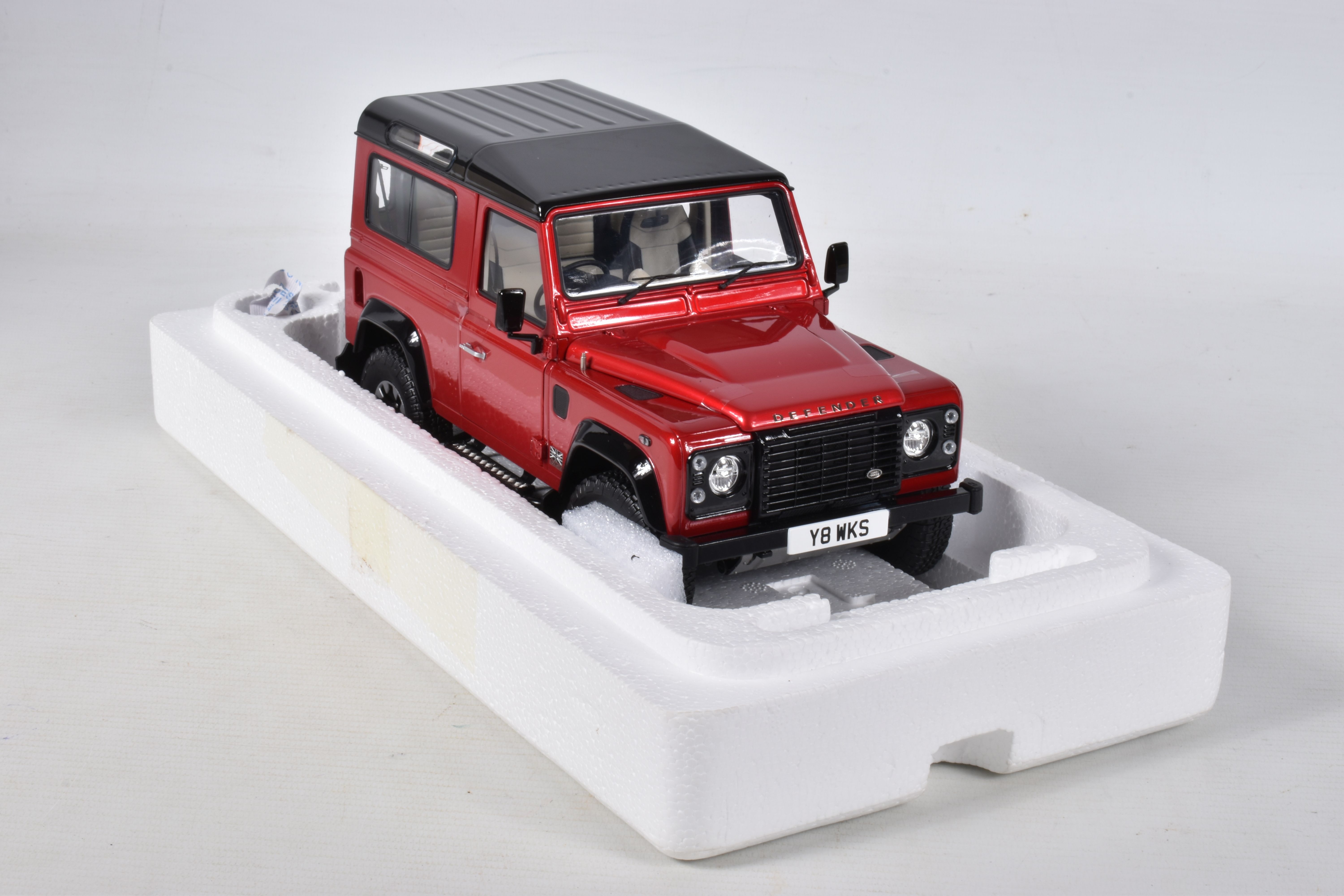 A BOXED ALMOST REAL LAND ROVER DEFENDER 90 SCALE 1:18 MODEL VEHICLE, numbered 810215, painted red - Image 4 of 9