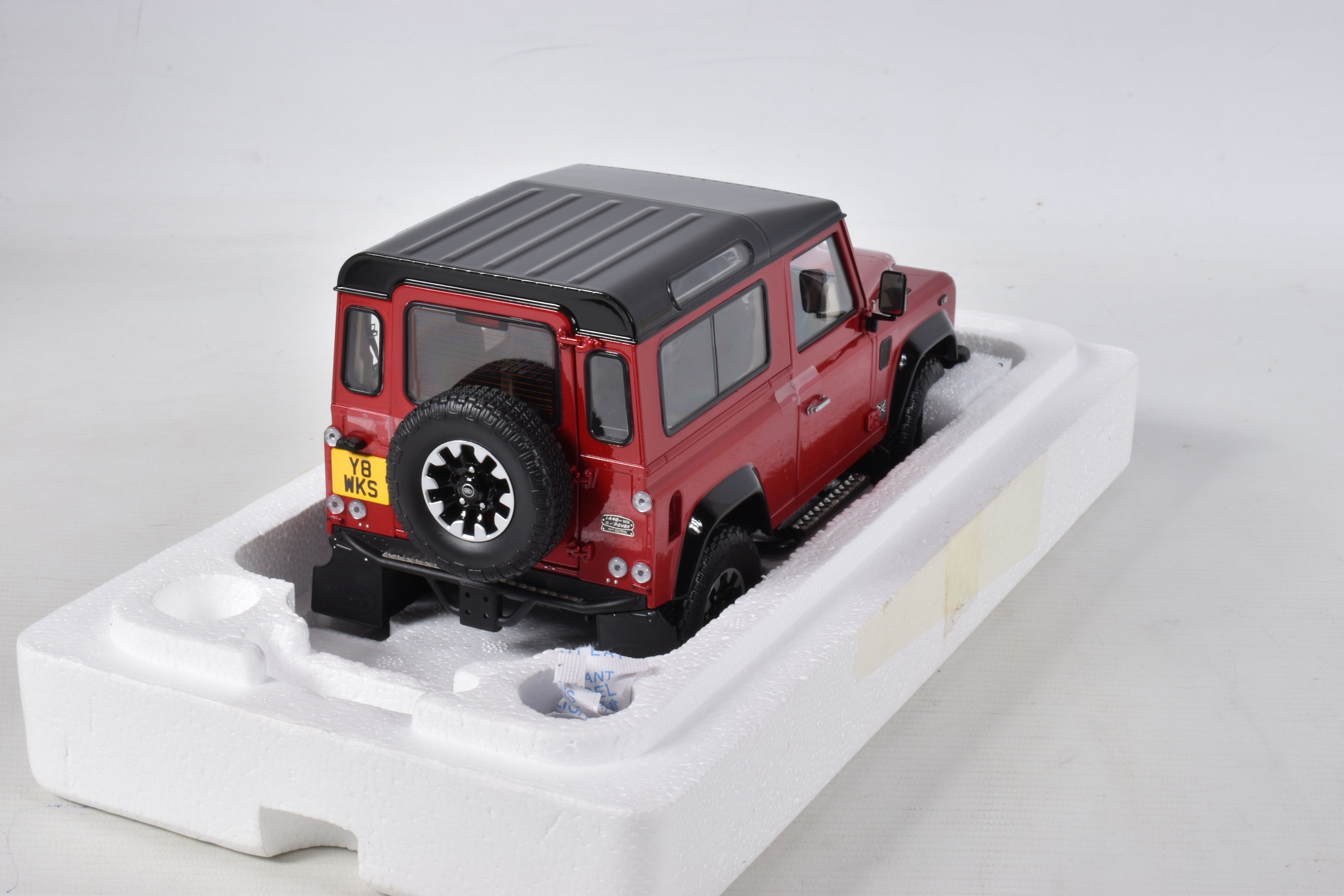 A BOXED ALMOST REAL LAND ROVER DEFENDER 90 SCALE 1:18 MODEL VEHICLE, numbered 810215, painted red - Image 5 of 9