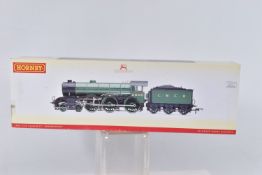 A BOXED HORNBY OO GAUGE MODEL RAILWAY LOCOMOTIVE, LNER 4-6-0 Class B17, 'Sandringham' No. 2800,