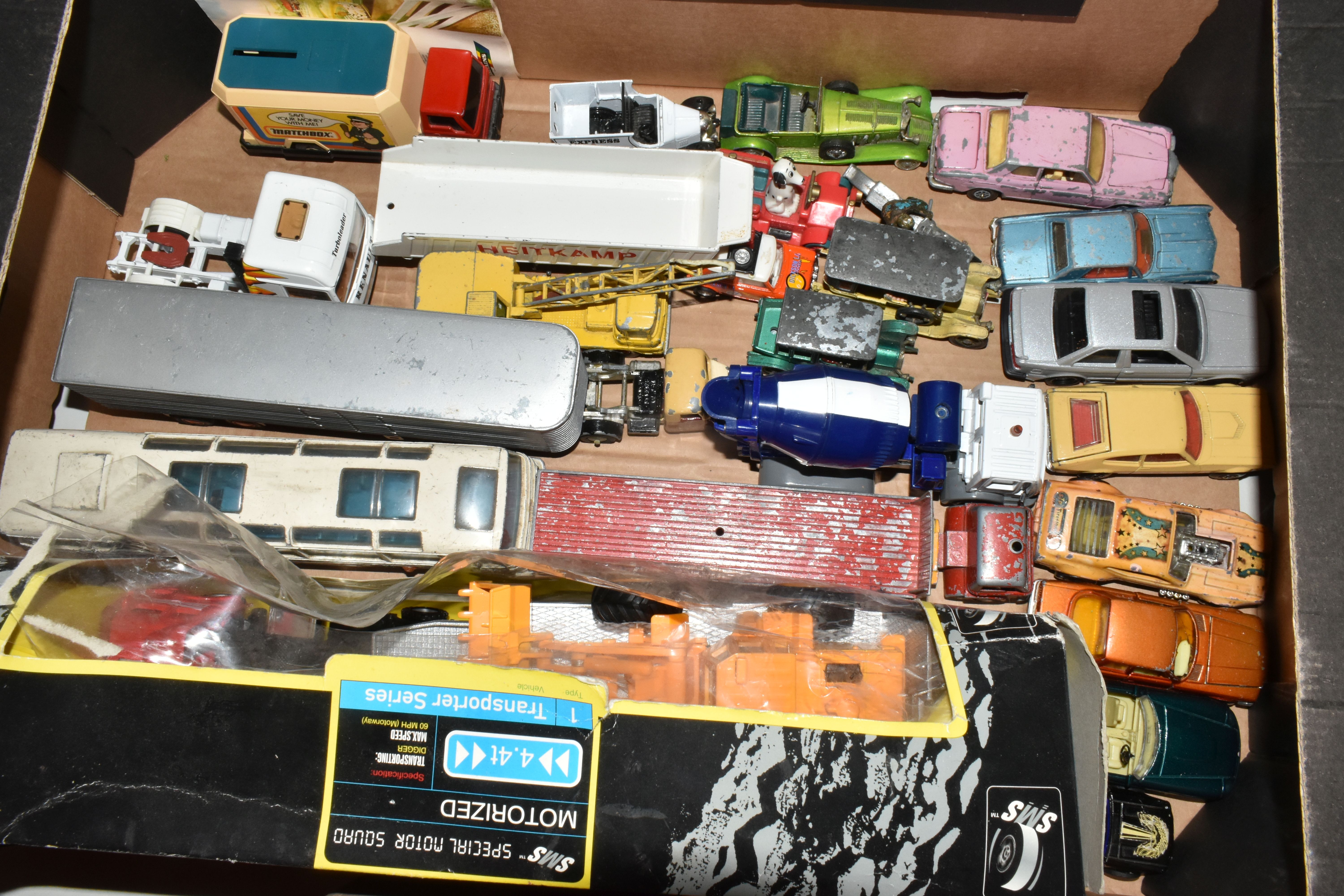 A QUANTITY OF UNBOXED AND ASSORTED PLAYWORN DIECAST AND PLASTIC VEHICLES, to include Corgi Toys - Image 5 of 6