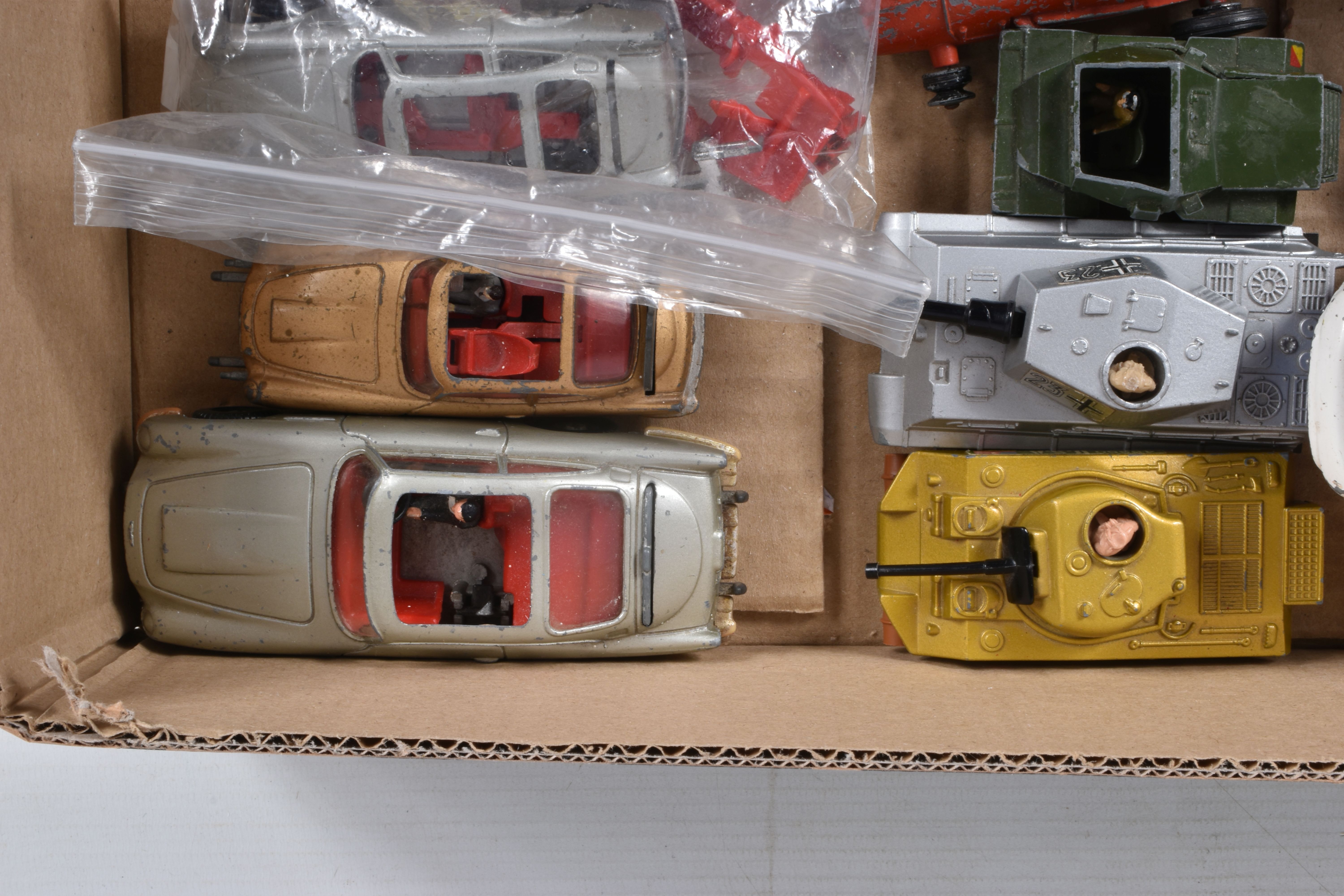 A QUANTITY OF BOXED AND UNBOXED ASSORTED DIECAST VEHICLES, boxed items to include Corgi Classics ' - Image 5 of 15