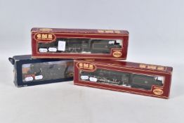 A BOXED BACHMANN OO GAUGE W.D. Austerity class locomotive, No.90566, B.R. black livery (32-256),