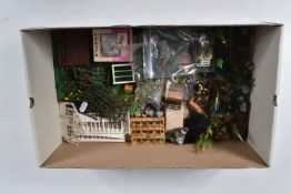 A QUANTITY OF UNBOXED AND ASSORTED BRITAINS FLORAL GARDEN ITEMS, to include Greenhouse, both sizes