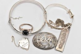 SIX PIECES OF JEWELLERY, to include a silver hinged floral bangle, hallmarked Birmingham, a silver