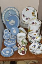 A GROUP OF CERAMICS, to include a Wedgwood Queen's Ware dinner plate, sixteen pieces of Royal