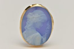 A YELLOW METAL CAMEO PENDANT, carved agate, depicting a lady in profile holding flowers, collet