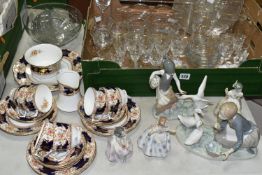 A BOX AND LOOSE CERAMICS AND GLASS WARES, to include five Lladro figures: Feeding the Ducks no 4849,
