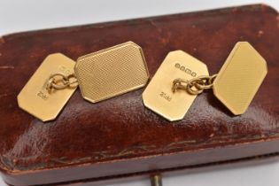 A PAIR OF 18CT GOLD CUFFLINKS, rectangular cufflinks with engine turned pattern, fitted with chain