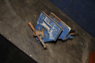 A RECORD No52 1/2E WOODWORKING VICE with 9in jaws (Condition: some surface rust but working)
