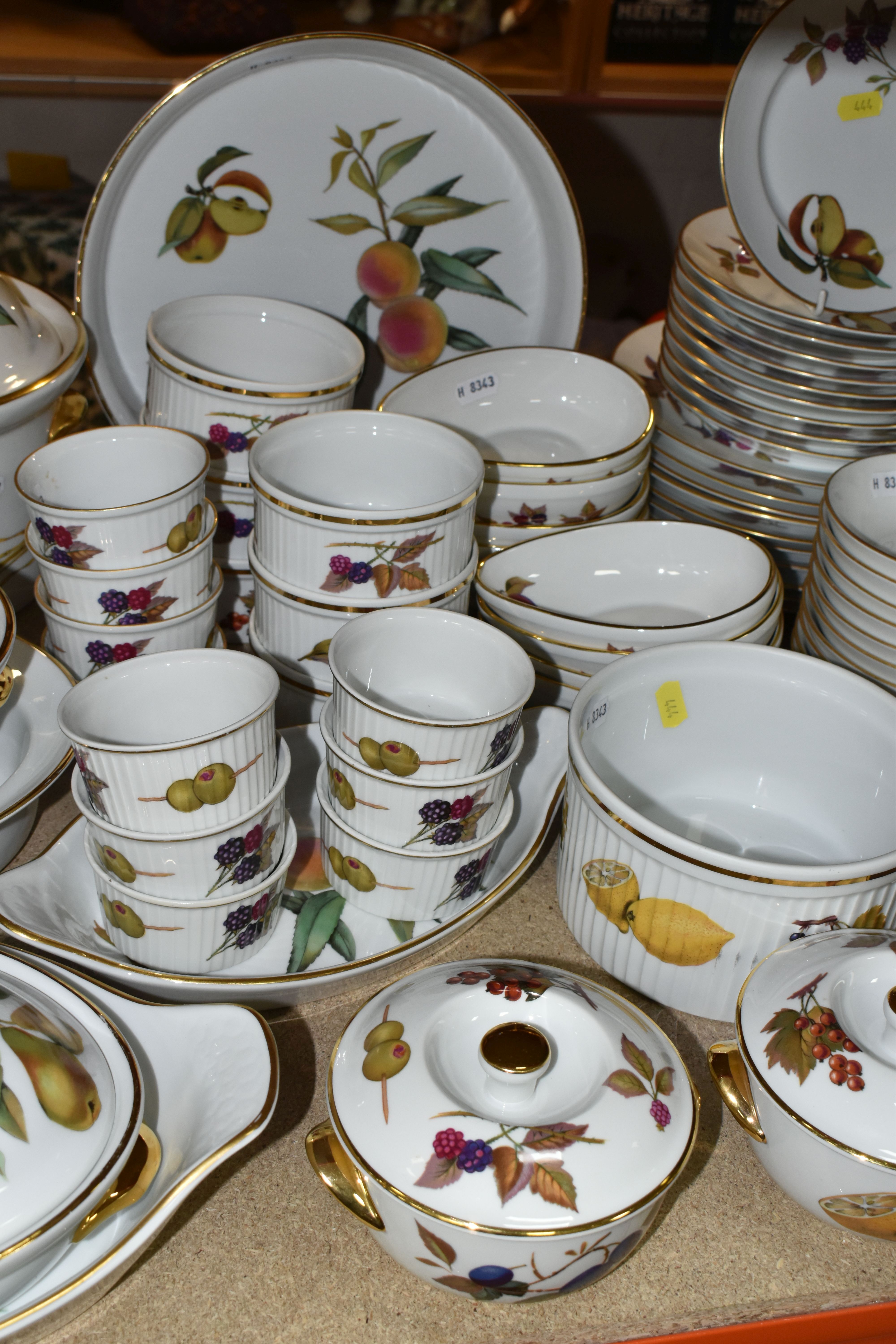 A QUANTITY OF ROYAL WORCESTER 'EVESHAM' PATTERN OVEN TO TABLEWARE, comprising three graduated - Image 3 of 9