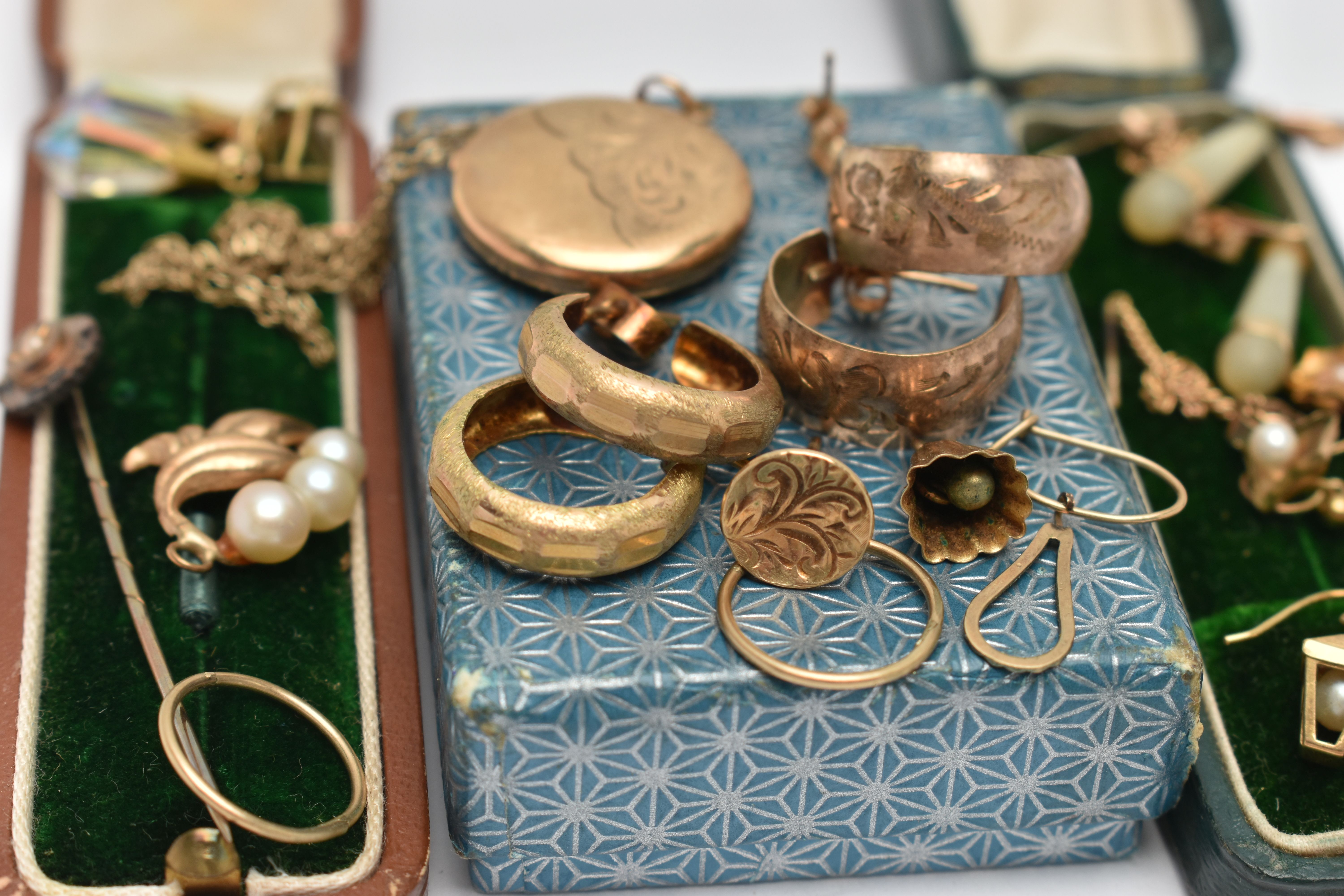 AN ASSORTMENT OF YELLOW METAL JEWELLERY, to include two cased stick pins, fitted with base metal - Image 4 of 4