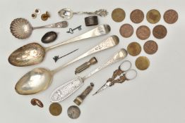 AN ASSORTMENT OF SILVER AND OTHER ITEMS, to include a silver floral engraved butter knife,