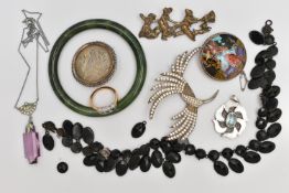 A BAG OF ASSORTED JEWELLERY, to include a silver paste set bird brooch, missing brooch pin,